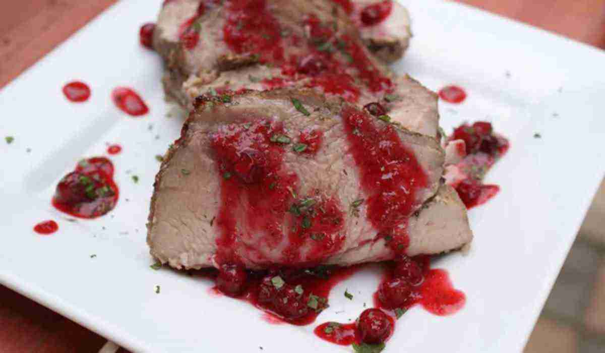 Мясо с брусничным соусом